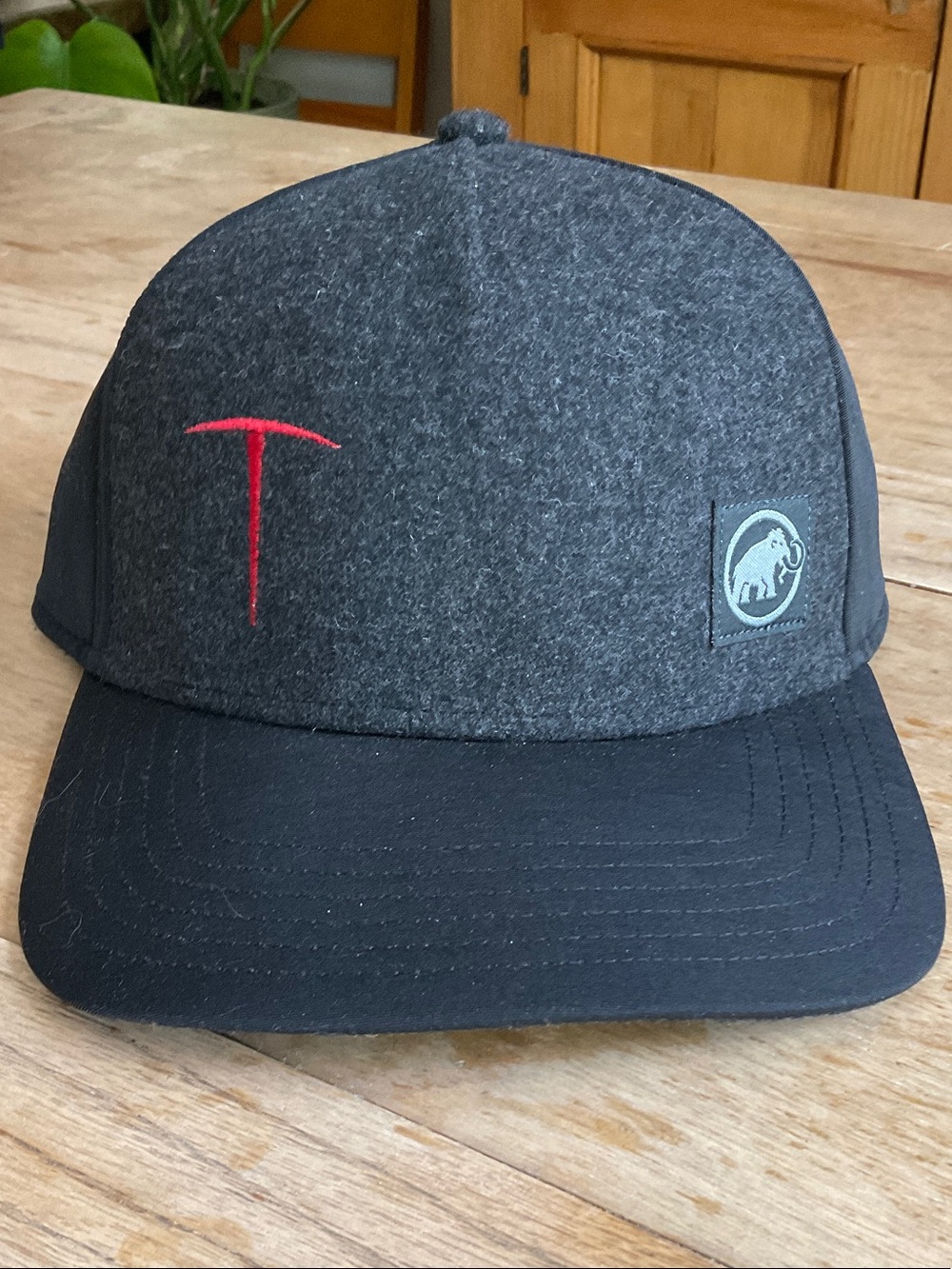 NWT! “Telluride Ski & Golf” Edition of Mammut, Almasca Cap, Black & Phantom. S/M